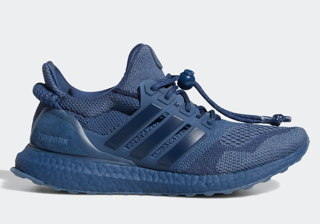 Tênis modelo Ultraboost da coleção Adidas x IVY Park Rodeo em azul-marinho.