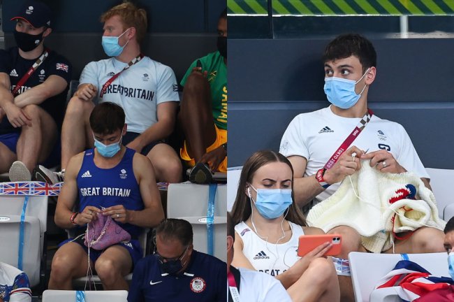 Saltador inglês Tom Daley faz tricô sentado na arquibancada durante treino das Olimpíadas