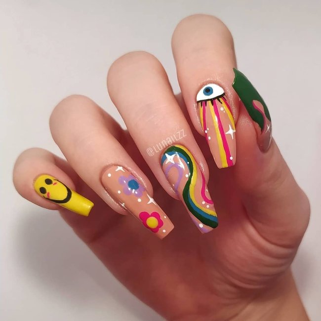 unha colorida com desenhos Foto com close nas unhas com esmaltes coloridos em diversas cores.