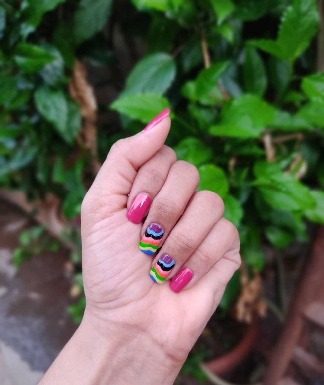 unha com espirais coloridos Foto com close nas unhas com esmaltes coloridos em diversas cores.