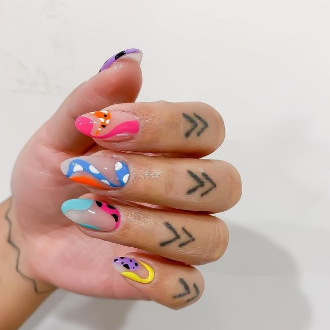 unhas coloridas em espiral Foto com close nas unhas com esmaltes coloridos em diversas cores.