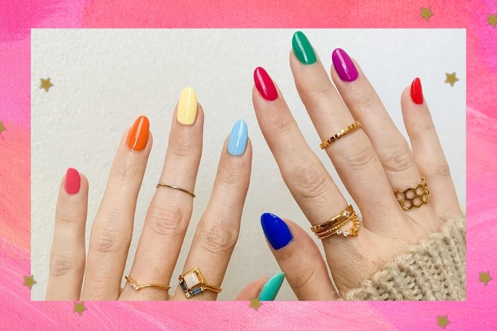 Foto com close nas unhas com esmaltes coloridos em diversas cores.