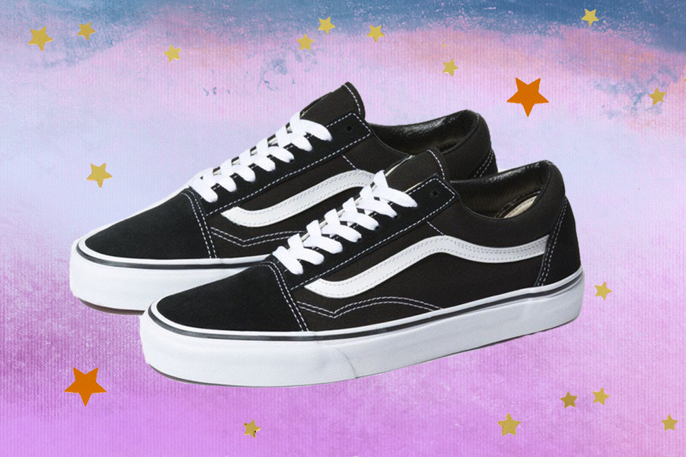 Montagem do tênis Vans Old Skool preto e branco em fundo degradê de lilás e azul com estrelas douradas e laranjas