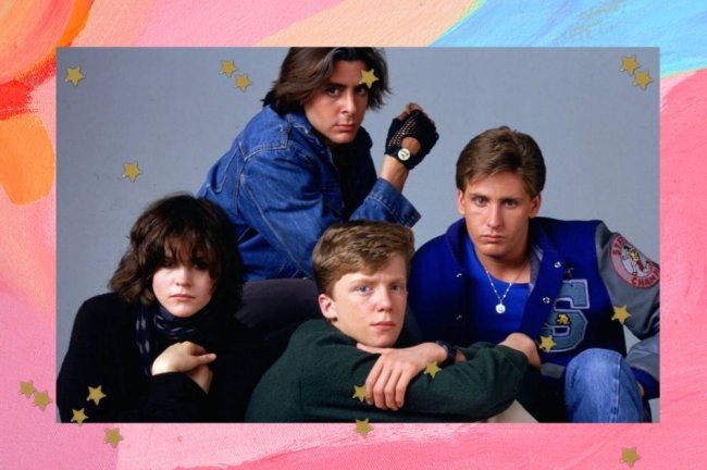 Clube dos Cinco Quatro jovens sentados com expressões sérias. Eles fazem parte do filme Clube dos Cinco, e posando em fundo cinza para poster promocional do filme.