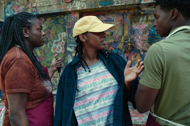 7 vezes em que a 3ª temporada de Sex Education cutucou os conservadores Vivi, Cal e Jackson, de Sex Education, conversam em frente a uma parede pichada