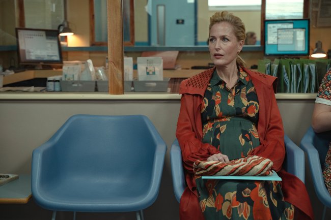 7 vezes em que a 3ª temporada de Sex Education cutucou os conservadores Jean Milburn, de Sex Education, sentada na sala de espera do hospital, sozinha, enquanto espera pra fazer um ultrassom