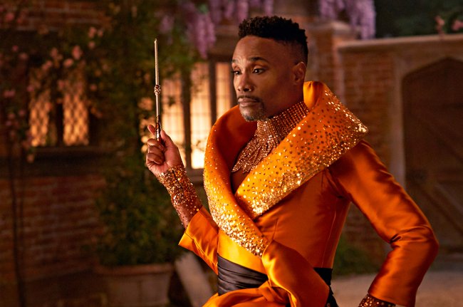 Billy Porter, no papel de Fado Madrinho da Cinderella, segurando uma varinha de condão e olhando para ela com cara de concentração