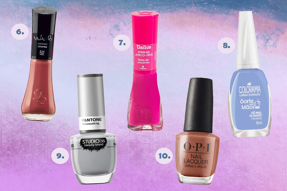 esmaltes-coloridos-unhas-02 Cinco cores de esmaltes diferentes em fundo degradê roxo e azul. Há esmalte nude, rosa, azul, cinza e marrom.