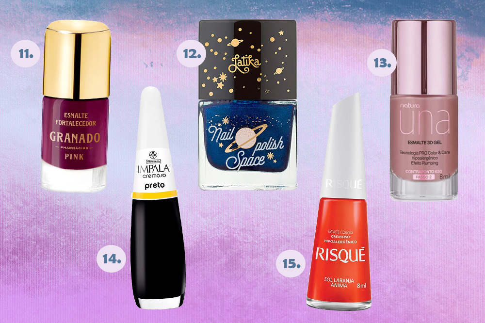 esmaltes-coloridos-unhas-03 Cinco cores de esmaltes diferentes em fundo degradê roxo e azul. Há esmalte roxo, azul, nude, preto e laranja.