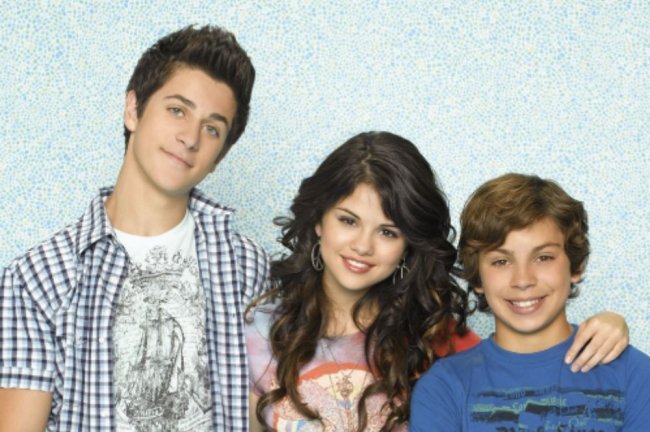 feiticeiros Foto de divulgação de Os Feiticeiros de Waverly Place. Nela, aparecem três pessoas sorrindo e posando.