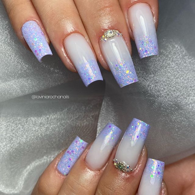 Foto com foco nas unhas mostrando a francesinha com glitter.