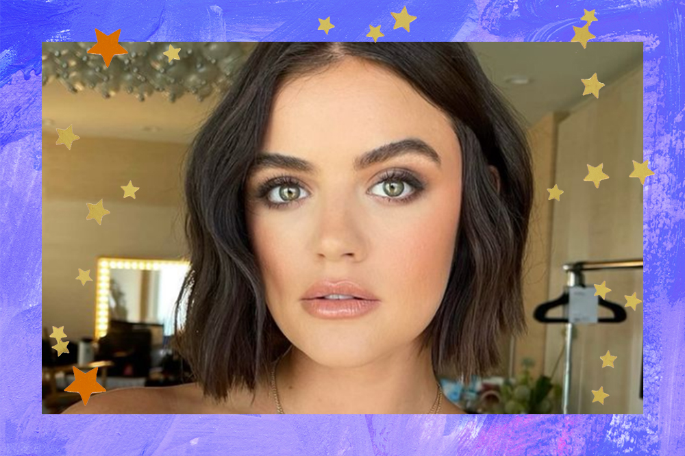 Lucy Hale com expressão facial séria olhando para a câmera. A montagem tem fundo azul e estrelinhas douradas e laranjas.