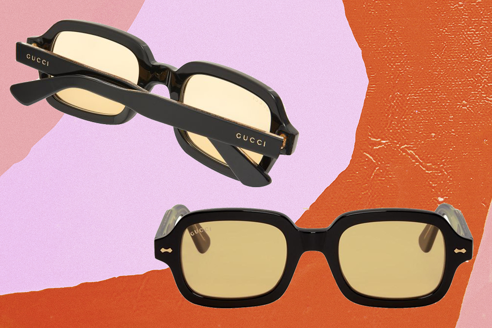 oculos-gucci-dakota-johnson-01 Montagem com fundo rosa, lilás em laranja em que há duas fotos de óculos de sol com lentes amareladas e armação preta da Gucci.