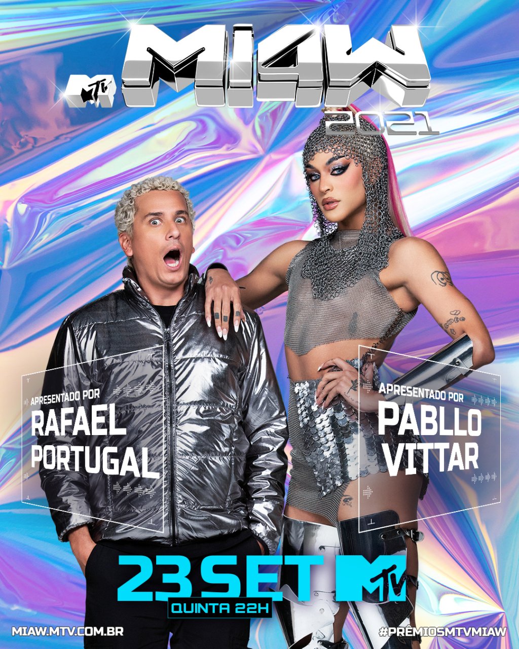 Rafael Portugal e Pabllo Vittar no pôster de divulgação do MTV Miaw 2021; eles estão usando roupas prateadas posando em um fundo holográfico; Rafa está com uma expressão de surpresa/choque enquanto Pabllo está com o braço apoiado no ombro dele com expressão séria; a imagem ainda conta com o logo da premiação e as informações de data, horário, site, hashtag e o nome dos apresentadores