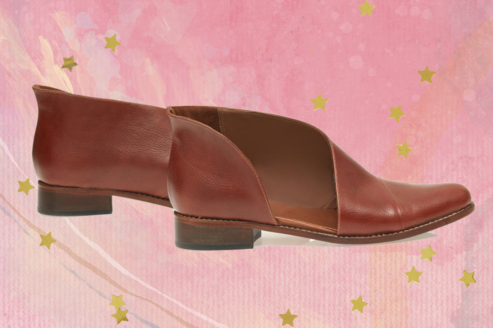 sapato-manolita-juliette-01 Bota de cano baixo marrom com recorte na lateral em fundo rosa com estrelinhas douradas