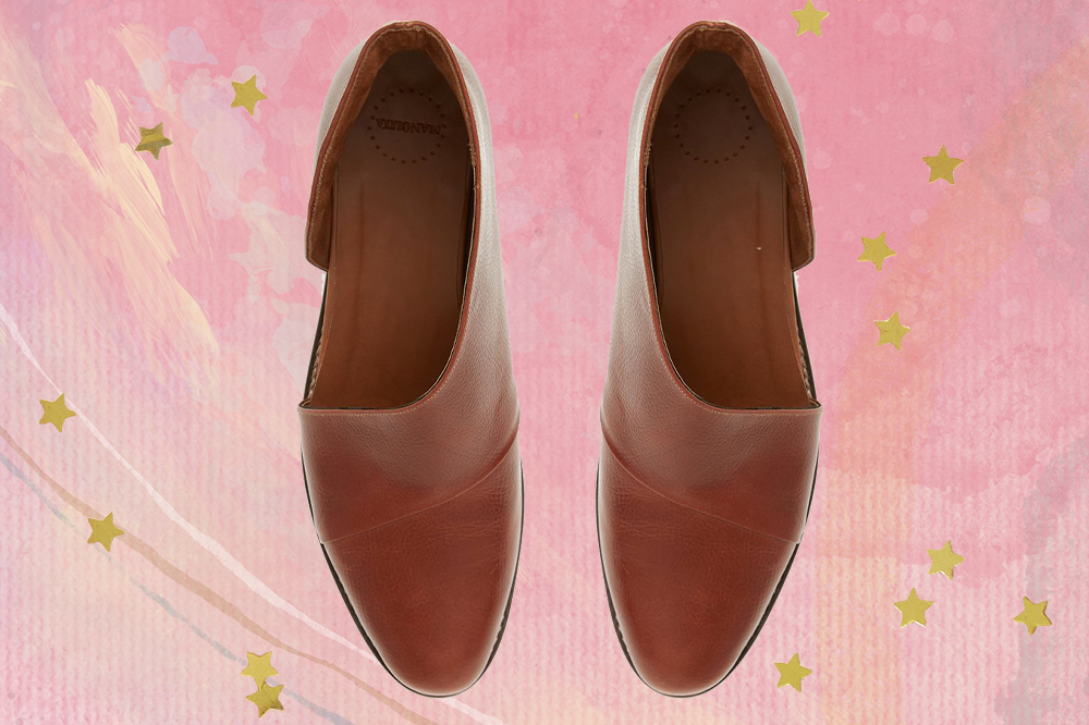 sapato-manolita-juliette-02 Bota de cano baixo marrom com recorte na lateral em fundo rosa com estrelinhas douradas