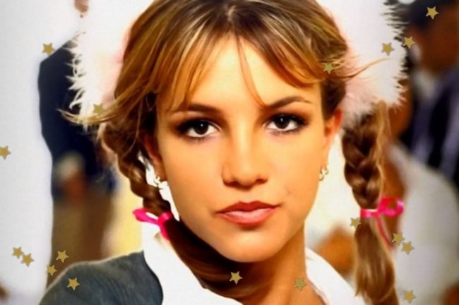 Britney Spears Foto com close no rosto de Britney Spears com expressão séria e tranças nas laterais da cabeça.
