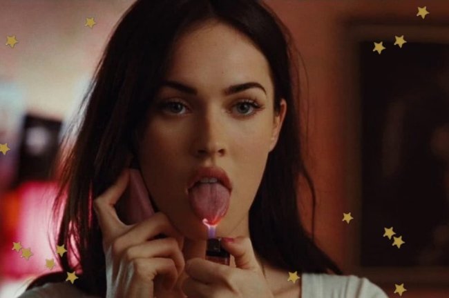 Garota Infernal Cena do filme Garota Infernal com Megan Fox queimando a língua.