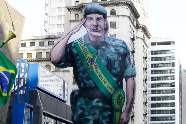 Por que dizem por aí que a democracia brasileira é frágil? Boneco exaltando Mourão e os militares durante passeata em prol de Bolsonaro