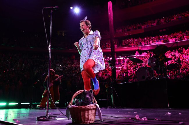 Que fofo! Harry Styles se apresenta em pelo Halloween fantasiado de Dorothy Harry Styles vestido de Dorothy