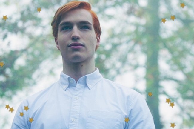 Jason Blossom vestido de branco e com expressão calma.