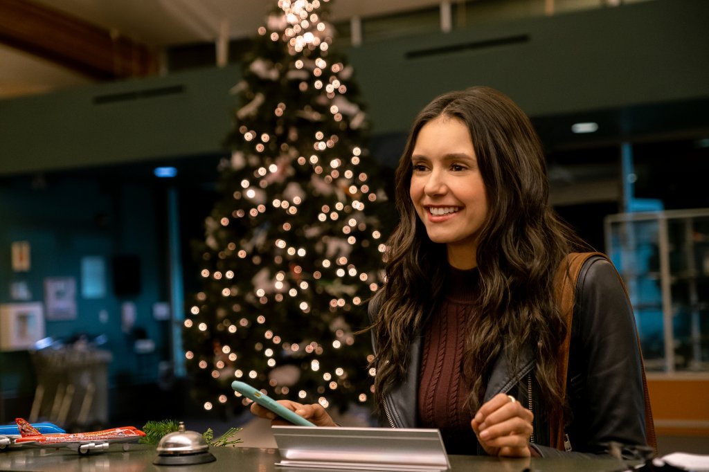 Netflix divulga imagens de comédia natalina sobre catfish com Nina Dobrev