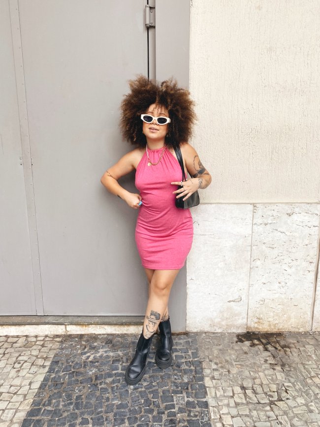 dentro-da-materia-e-story Modelo posando com look da Urbanic