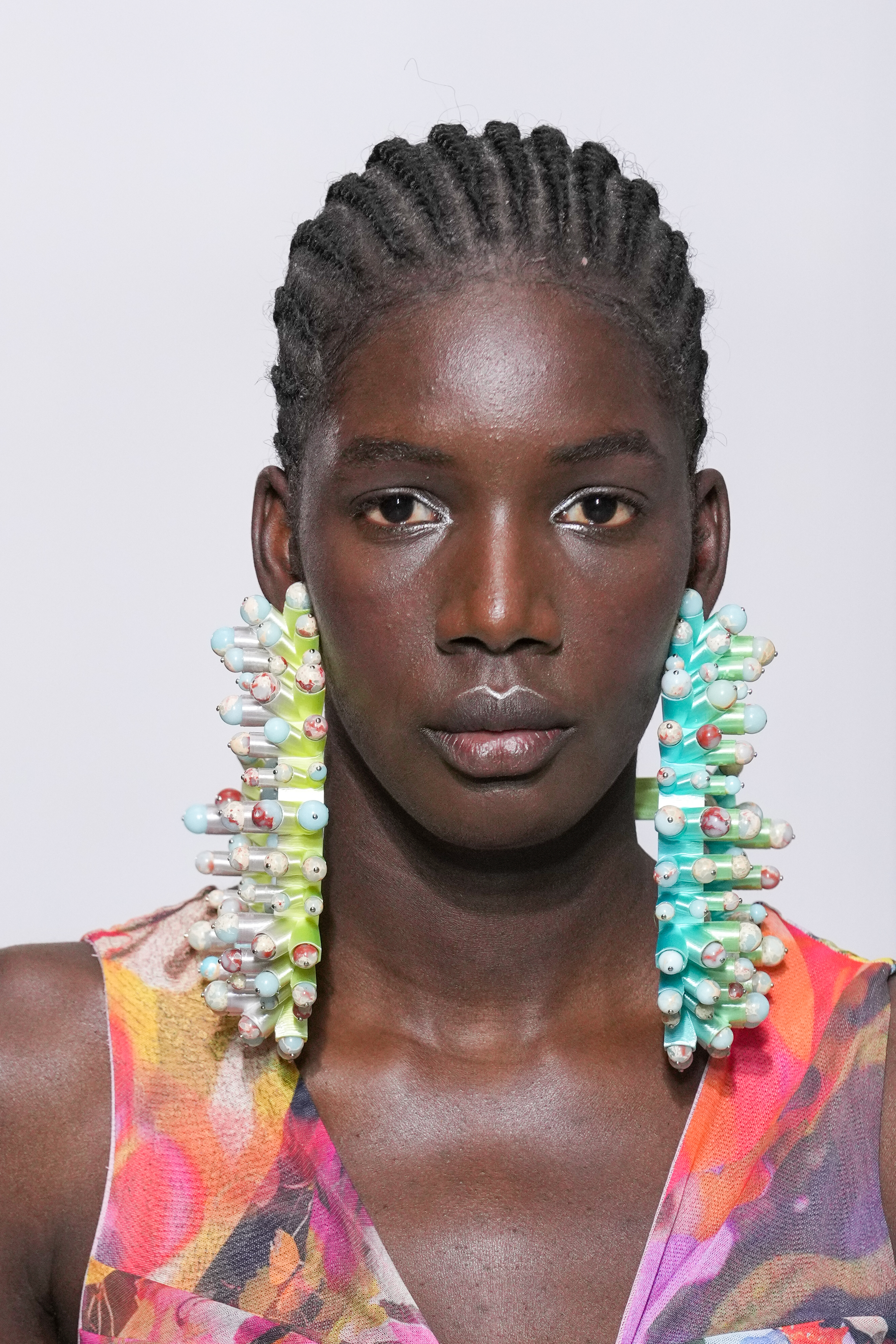 Maitrepierre : Presentation – Paris Fashion Week – Womenswear Spring Summer 2022 Rosto de modelo com brincos compridos e diferentões no desfile de primavera-verão da Maitrepierre na semana de moda de Paris