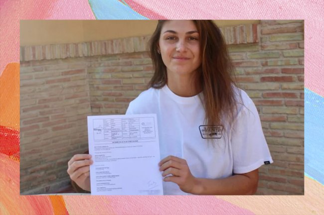 Foto de menina segurando um laudo médico que diz que ela tem a 