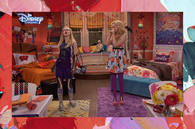 liv e maddie quarto Quarto de Liv e Maddie, da série Liv e Maddie, do Disney Channel; o lado esquerdo é marcado pelos itens de basquete de Maddie e predomina a cor laranja; já do lado direito o ambiente é mais colorido com um tapete roxo e roupa de cama floral para marcar o lado de Liv; o cômodo conta com duas camas e as personagens estão no meio do quarto conversando com expressões surpresa; a margem é uma textura de tintas em tons de vermelho, roxo, verde, rosa e branco