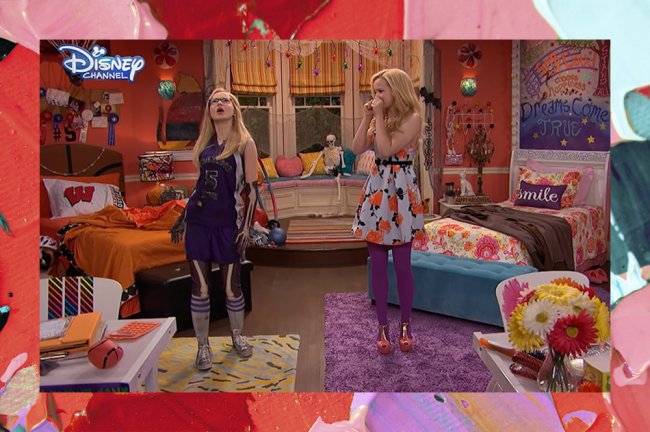 Quarto de Liv e Maddie, da série Liv e Maddie, do Disney Channel; o lado esquerdo é marcado pelos itens de basquete de Maddie e predomina a cor laranja; já do lado direito o ambiente é mais colorido com um tapete roxo e roupa de cama floral para marcar o lado de Liv; o cômodo conta com duas camas e as personagens estão no meio do quarto conversando com expressões surpresa; a margem é uma textura de tintas em tons de vermelho, roxo, verde, rosa e branco