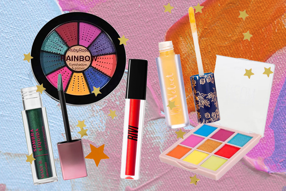 Montagem com quatro produtos de maquiagem em fundo colorido azul, rosa e laranja. Há uma paleta de sombras, uma sombra líquida amarela e uma verde, um gloss vermelho e outra paleta