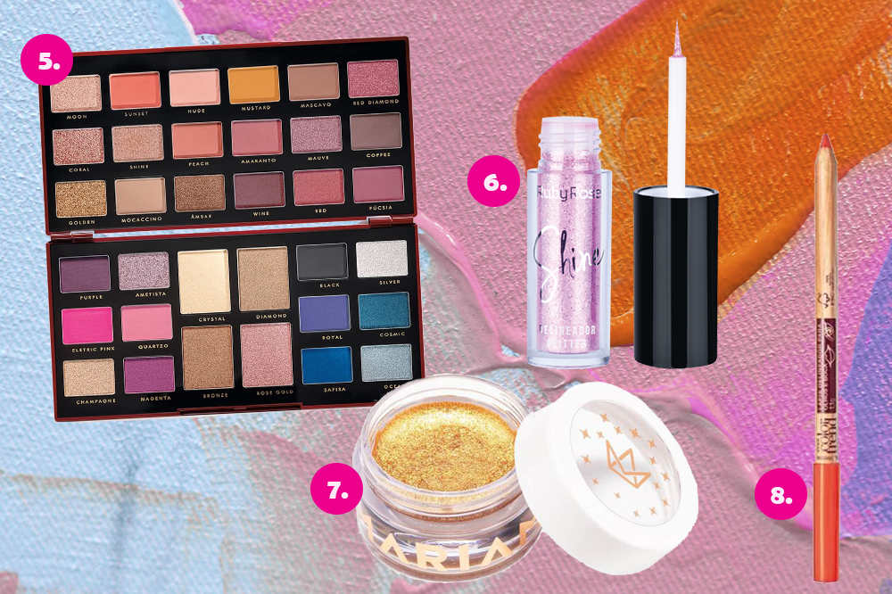 maquiagens-coloridas-02 Montagem com quatro produtos de maquiagem em fundo colorido azul, rosa e laranja. Uma paleta de sombras, um delineador de glitter, uma sombra em gel dourada e um lápis de olho laranja.