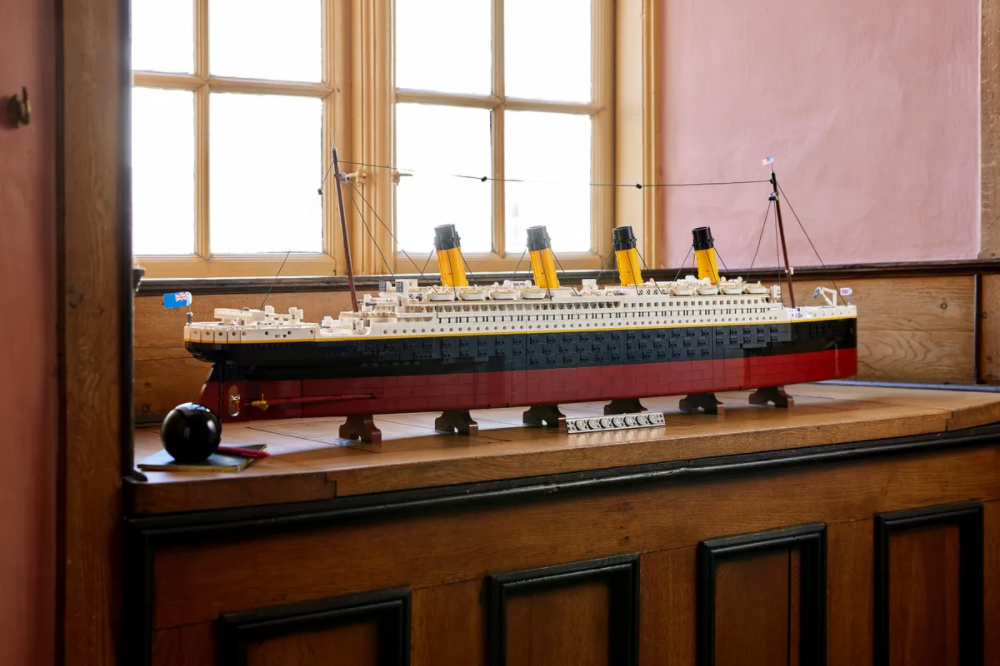 Imagem de divulgação de réplica de Titanic feita de Lego