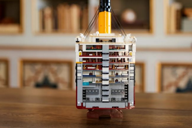 Réplica em Lego do Titanic tem mais de 9 mil peças e detalhes assustadores Imagem de divulgação de réplica de Titanic feita de Lego