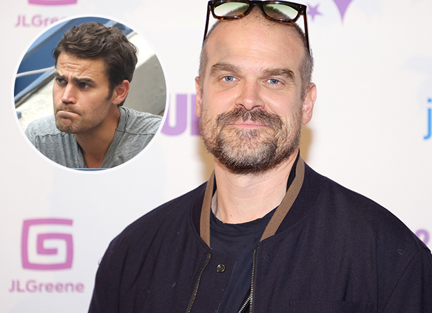 De um lado, um destaque com uma foto de Paul Wesley olhando para o lado e apertando os lábios. De outro, David Harbour sorrindo para a câmera