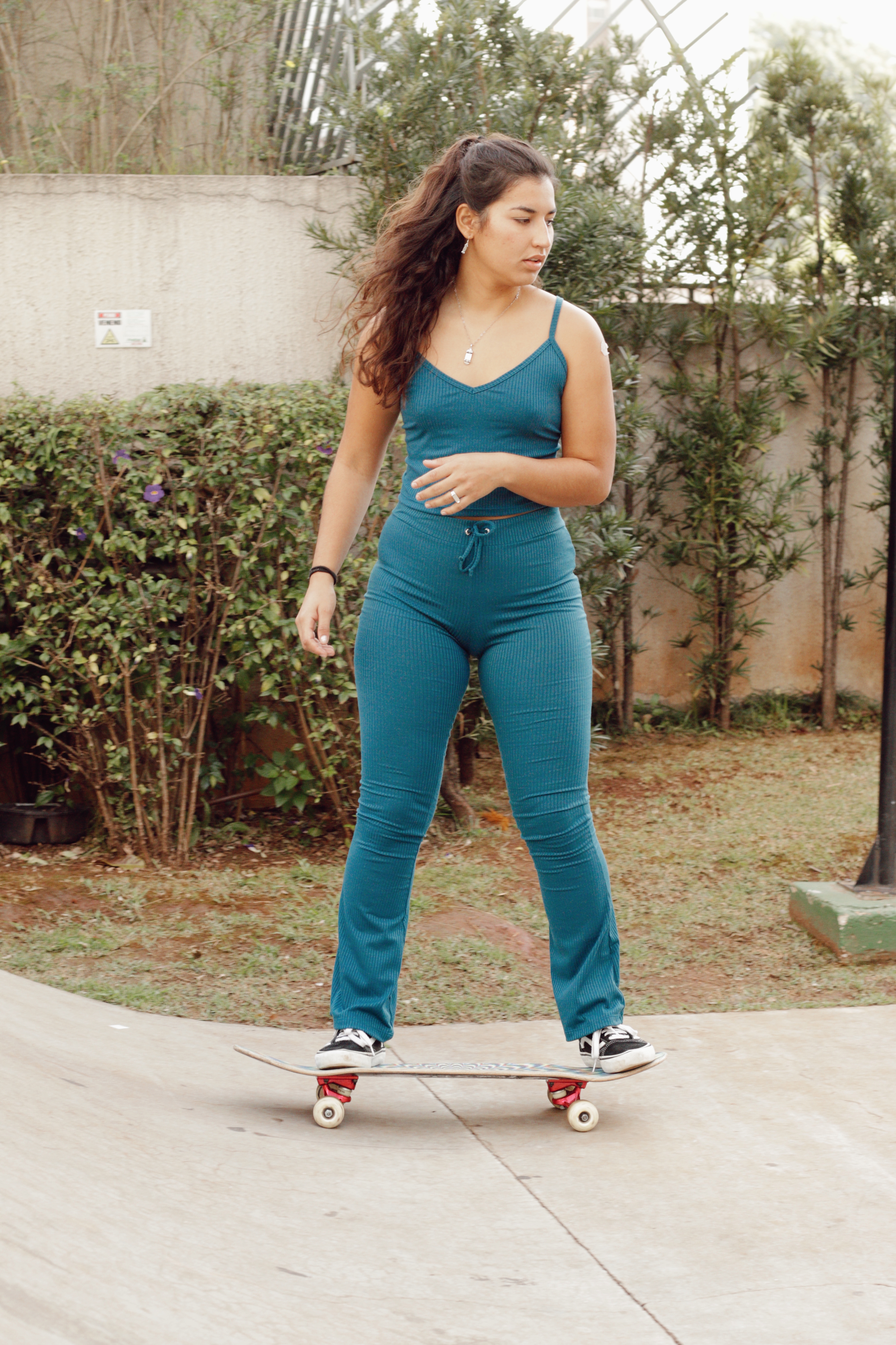 thais-gazarra-skate-83 Thais Gazarra usando conjuntinho de regata e calça azuis enquanto anda de skate