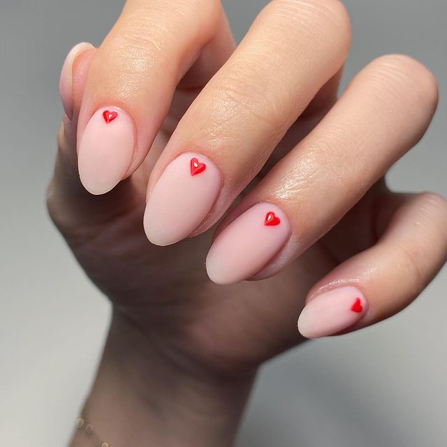 unhas minimalistas Foto com destaque nas unhas com desenho de pequenos corações.