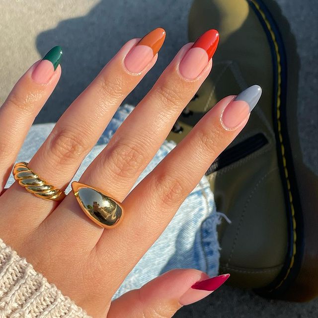 acessorios-dourados-anel-chunky-avrnailswatches Mão com francesinha colorida nas unhas e dois anéis dourados nos dedos