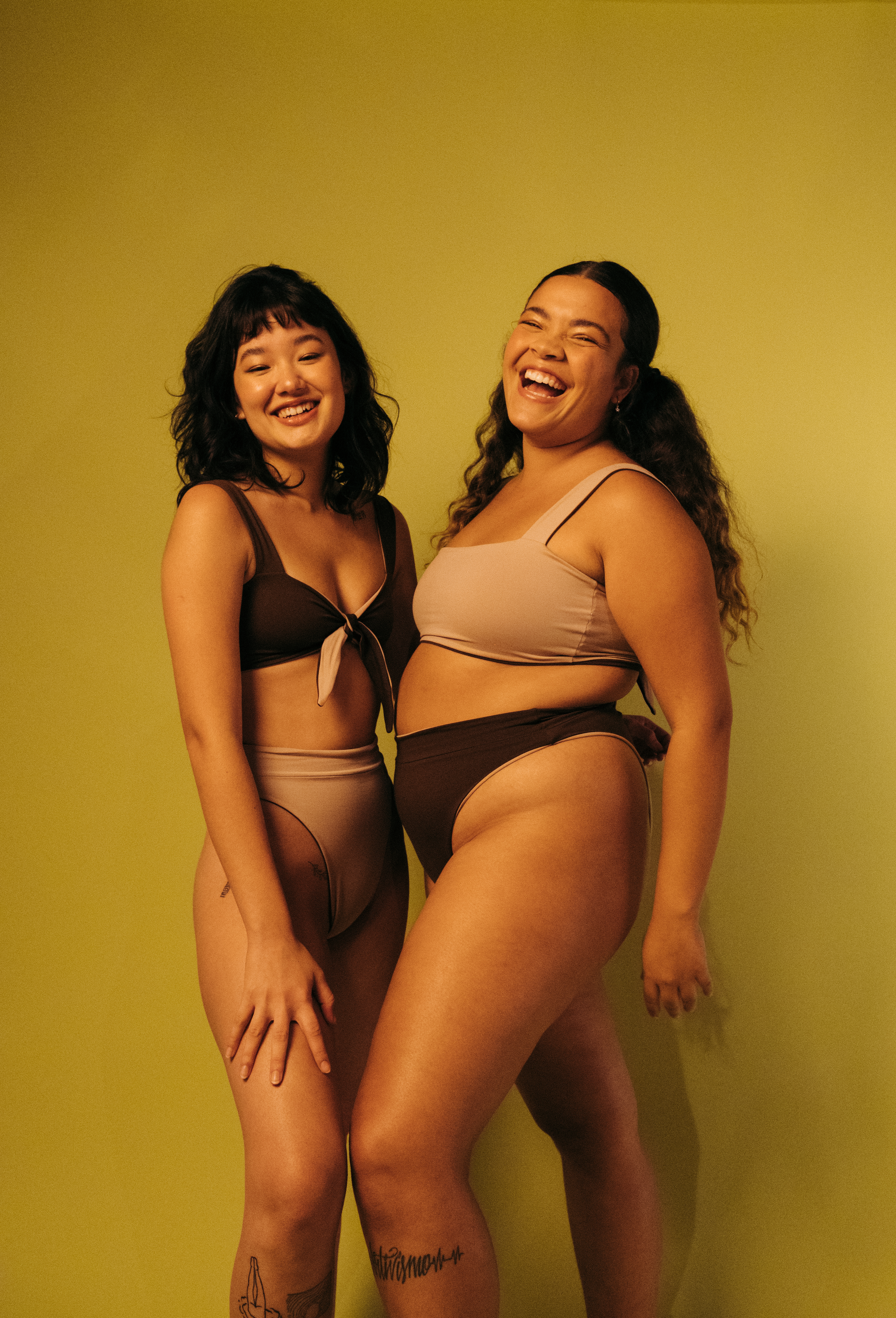 colecao-biquinis-lela-brandao-co- Duas modelos usando biquínis e sorrindo para a câmera