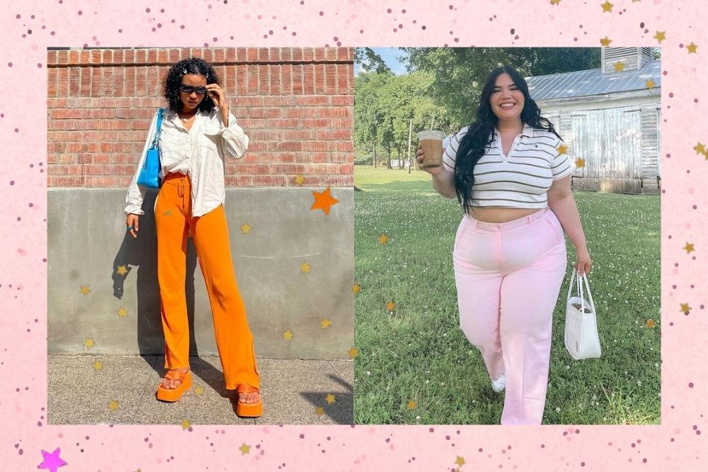 Montagem com o fundo rosa com bolinhas pretas e detalhe de estrelas coloridas com a foto de duas mulheres. A mulher da esquerda usa uma camisa branca de manga longa, calça laranja, tamanco laranja e shoulder bag azul. Ela está com o cabelo cacheado e curto solto, de óculos de sol, olha para o chão e não sorri. A mulher da direita usa um top cropped branco com listras marrom, calça rosa clara e bolsa branca. Ela está com o cabelo solto, segura um copo com a mão direita e a bolsa com a mão esquerda, olha para a câmera e sorri.