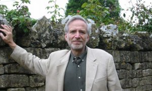Mulheres conseguirão se reproduzir entre si no futuro, afirma cientista Foto de divulgação do cientista Melvin Konner. Ele é um senhor de 75 anos, branco, de barba