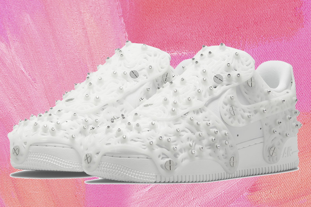 Tênis branco da Nike em parceria com a Swarovski em fundo rosa