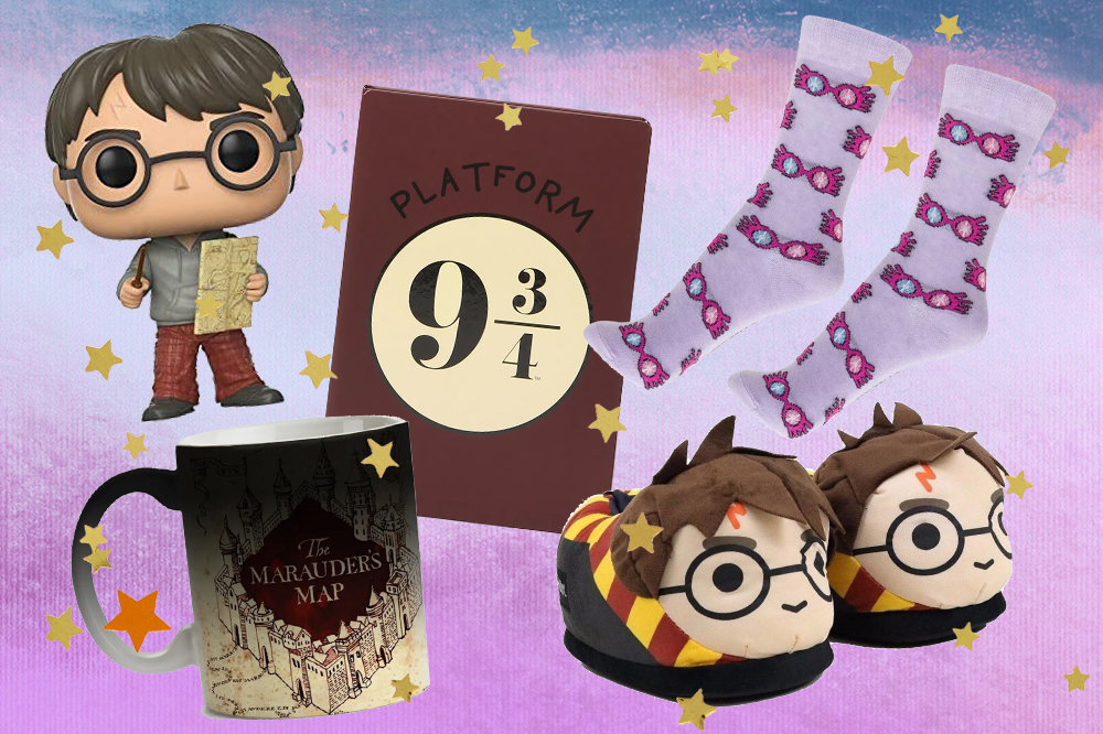 Cinco produtos com temática da saga Harry Potter em fundo degradê azul e roxo. Funko, caderno, meia, caneca e pantufa.