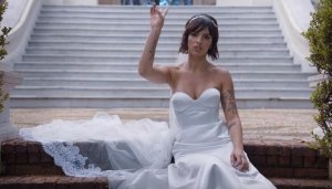 Ana, de Casamento às Cegas Brasil, após falar não no altar. Ela está vestida de noiva.