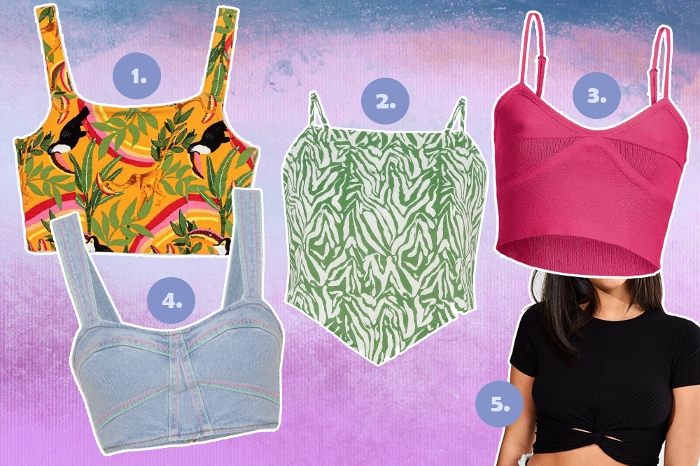 top-cropped-para-verao-01 Cinco top croppeds em fundo degradê em azul e lilás. Um estampado com tucanos e folhas, um com estampa de zebra verde, um rosa, um jeans e um preto.