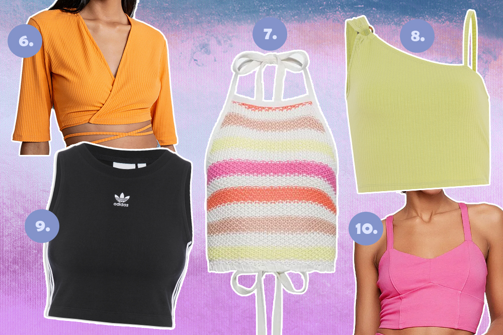 top-cropped-para-verao-02 Cinco top croppeds em fundo degradê em azul e lilás. Um laranja com amarração na barriga, um branco com listras rosas e laranjas, um verde, um preto e um rosa.
