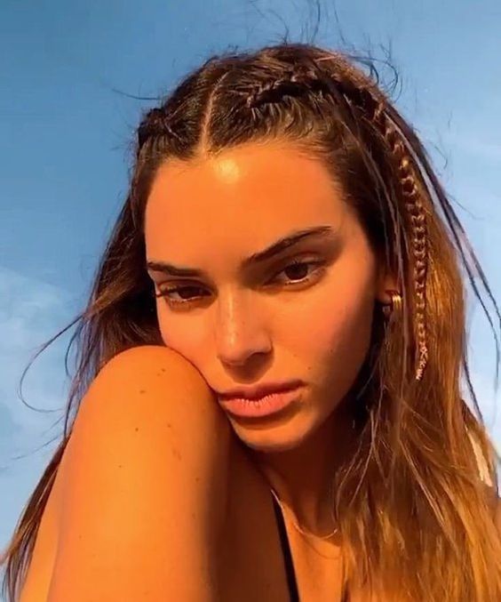 trança-kendall-jenner Selfie da Kendall Jenner. Ela usa um biquíni preto, cabelo solto com trança nas laterais do cabelo. Ela olha para a câmera e não sorri.