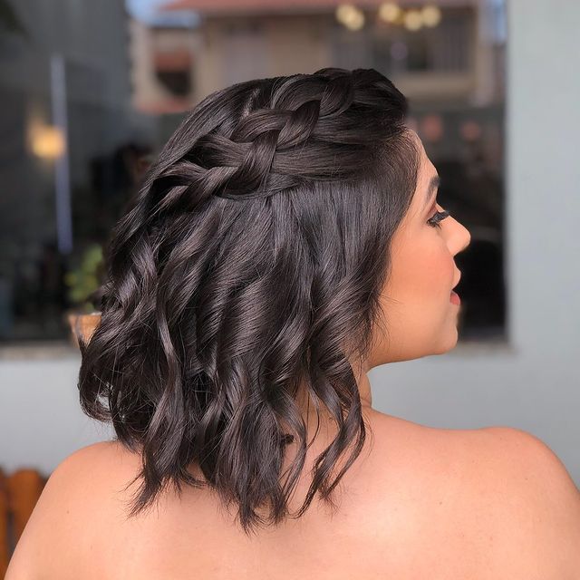 tranca-lateral-cabelo-curto Foto do cabelo castanho curto de uma mulher com penteado com trança lateral.