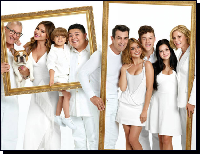 elenco de Modern Family. Todos estão vestidos de branco e posam dentro de uma moldura